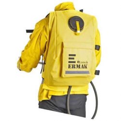Lestech L?schrucksack Ermak, 25l
Ermak L?schrucksacks 25L L?schrucksack mit Doppelhubpumpe inkl. Schaumaufsatz. Robuste Kostruktion. Ein mu? f?r jede Waldbrandausr?stung.  Bei der Herstellung des Ermak L?schrucksacks wurden keine Kompromisse eingegangen. Alle Erfahrungen und Entwicklungen des seit mehr als 10 Jahren bew?hrten Ermak 20 konnten in das Design einflie?en. Alle Ermak Rucks?cke werden zu 100% in Europa gefertigt. Das doppelt wirkende Pump-Strahlrohr erm?glicht eine leichte Bet?tigung. Durch die am Strahlrohr angebrachte Metalld?se spr?ht mit einem wirkungsvollen Vollstrahl. Am Strahlrohr kann zus?tzlich der im Lieferumfang enthaltene Schaumaufsatz angebracht werden. Die zweischichtige gepolsterte R?ckeneinlage isoliert den Tr?ger vor kaltem Wasser und sichert maximale Bequemlichkeit. Ein variables Tragegurtsystem mit breiten Traggurten erm?glicht, den Rucksack individuell an unterschiedliche K?rpergr??en anzupassen. An der Vorderseite befindet sich eine zus?tzliche Tasche f?r erg?nzende Ausr?stung.  Merkmale:
gro?e F?ll?ffnung f?r einfaches und schnelles Bef?llen
zweischichtige, robuste Konstruktion
Doppelhubpumpe
ergonomisch gepolsterter Trage- und Beckengurt
Brustgurt f?r besseren Sitz
Volumen 25 l
Abmessung 680 x 470 x 140 mm
Schlauchl?nge 100 cm
Reichweite 5-10 m
Durchflussmenge 3,7-4,2 l/min
Gewicht	2.400 gLieferumfang:
1 St?ck L?schrucksack mit Doppelhubpumpe
1 St?ck Schaumaufsatz f?r Doppelhubpumpe